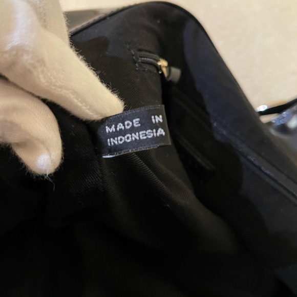 DKNY patent leather large hobo tote bag in black and silver hardware - Picture 9 of 16